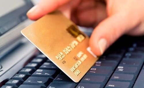 Vendevano prodotti taroccati (anche) su Fb, otto denunce a Crotone e Isola