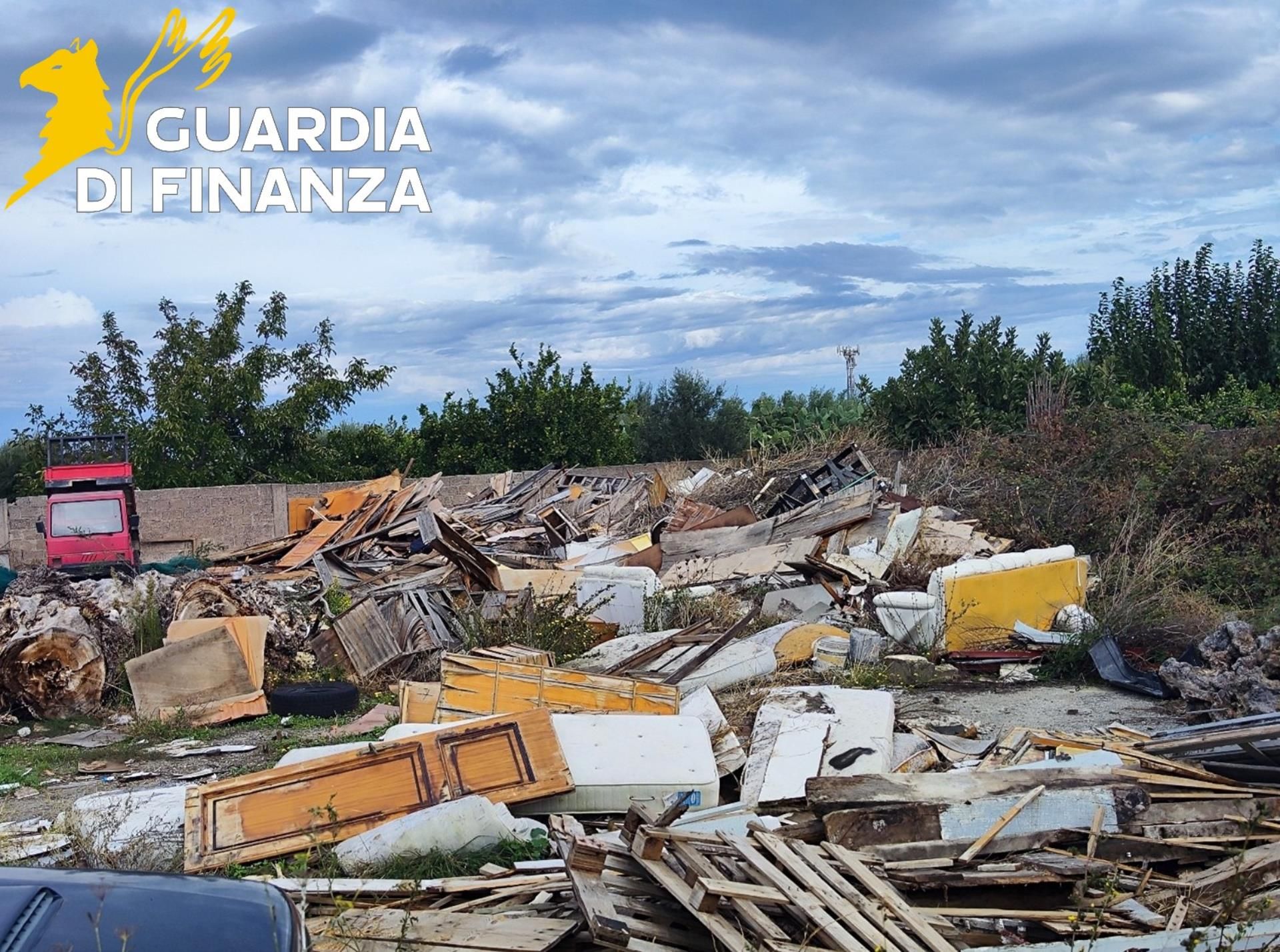 Nel Crotonese scoperta e sequestrata una discarica abusiva in un terreno agricolo – FOTO