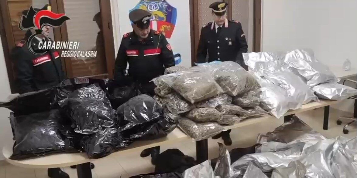 Droga e materiale esplosivo in una stanza segreta, blitz dei carabinieri a Gioia Tauro – VIDEO