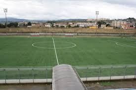 Invade il campo di calcio dopo l'ammonizione del figlio