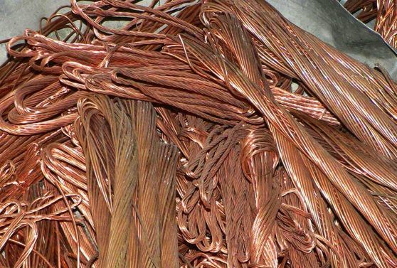 Abbattono traliccio per rubare rame, 6 arresti