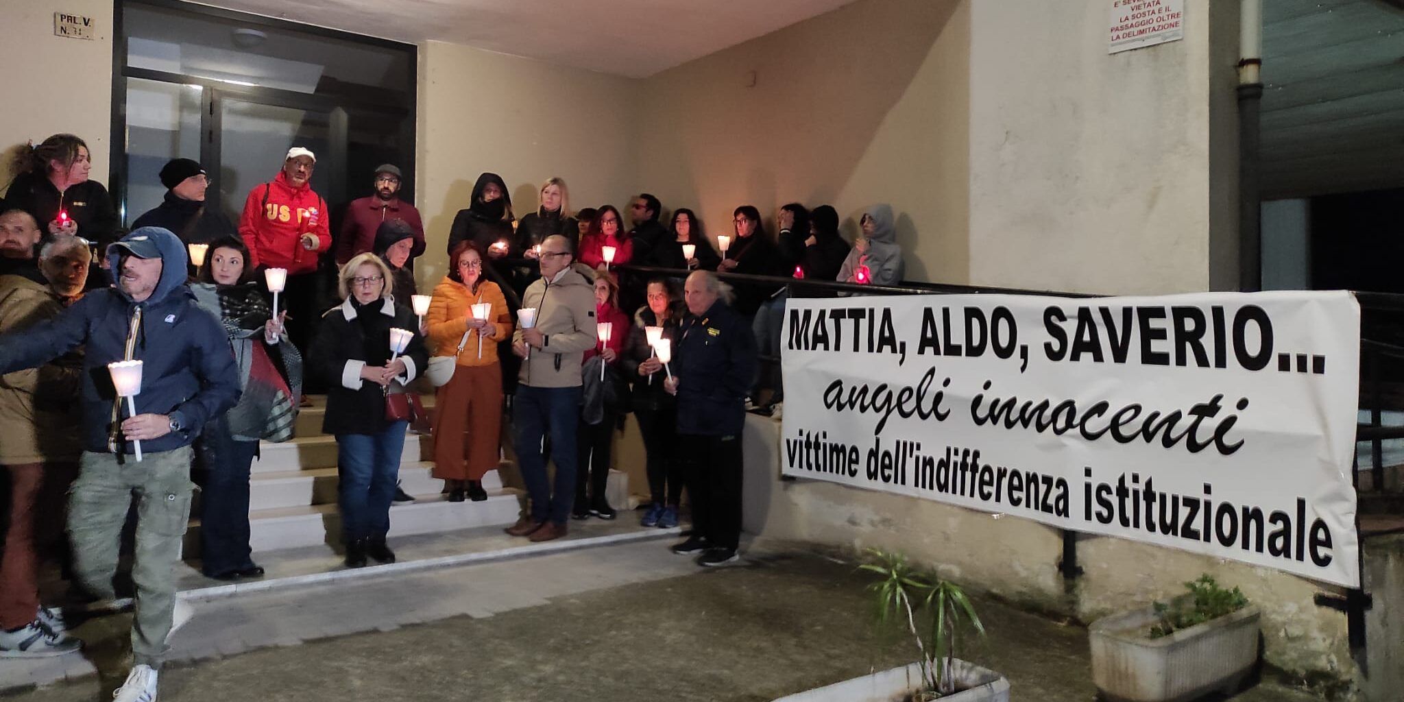 Fiaccolata, lacrime e preghiere per gli “angeli innocenti”: dolore e sgomento a Catanzaro