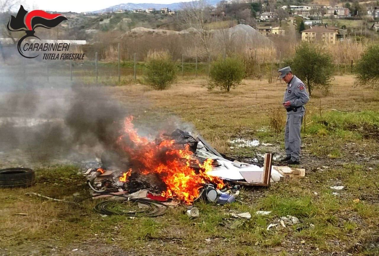Bruciava rifiuti vicino al fiume Crati, denunciato