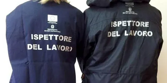Lavoro nero, controlli a tappetto nella Piana di Gioia Tauro: maxi sanzioni e sospensione per un’impresa edile