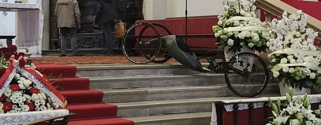 Duemila persone in chiesa per il funerale di Alex Zanardi