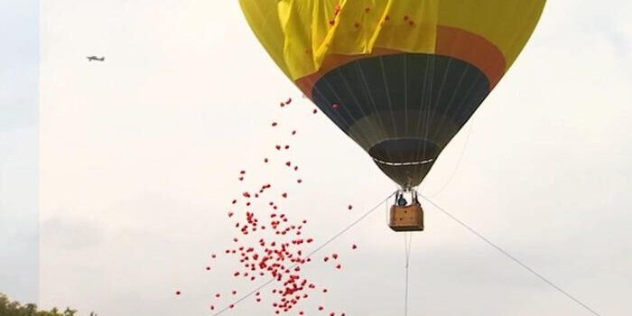 Cuori rossi da una mongolfiera, il regalo della Fascina per Berlusconi – VIDEO