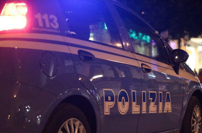 Aggredisce e tenta di rapinare due ragazze su Corso Mazzini a Catanzaro, arrestato 22enne