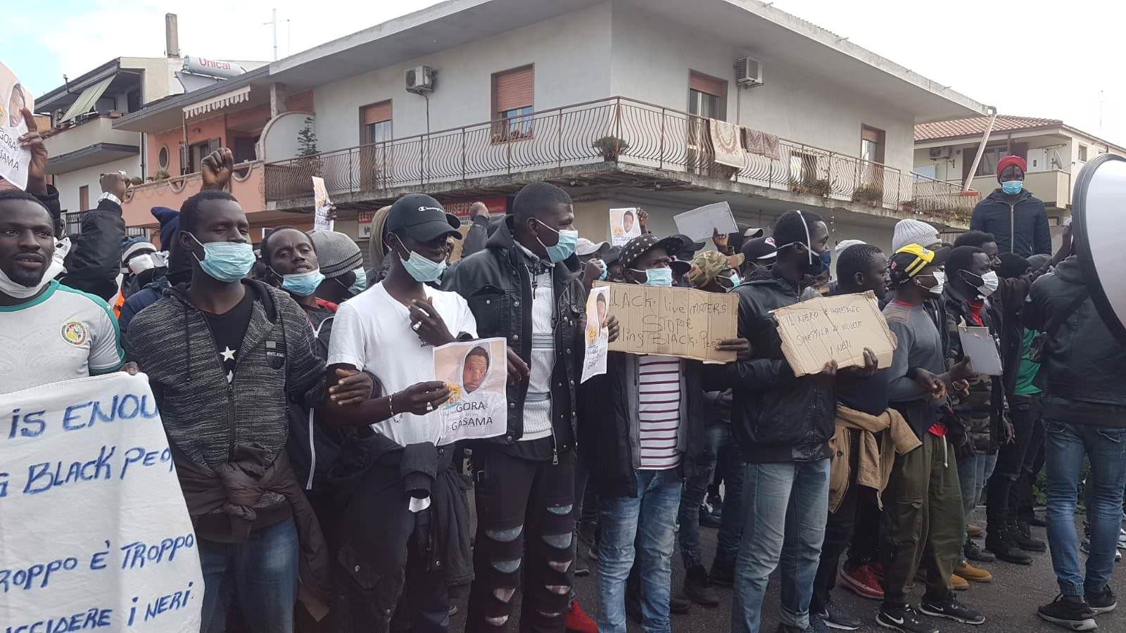 Tendopoli di San Ferdinando, bracciante travolto in strada