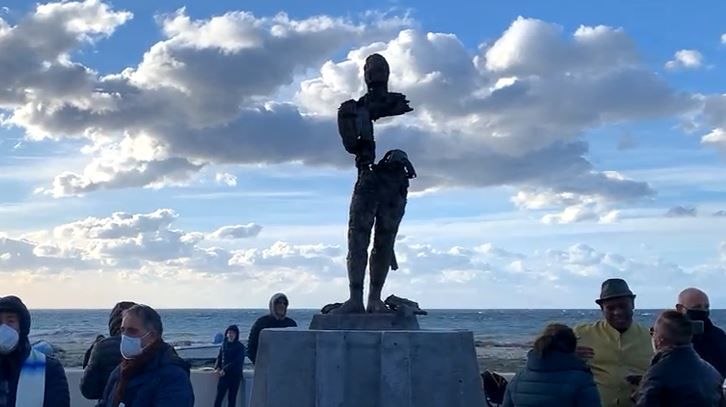 San Ferdinando, inaugurata la scultura in memoria di Soumaila Sacko