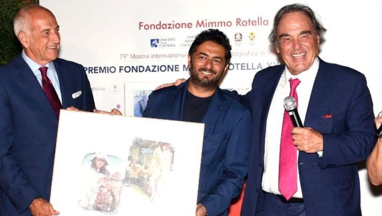 Il premio Fondazione Mimmo Rotella consegnato a Oliver Stone per il documentario “Nuclear”