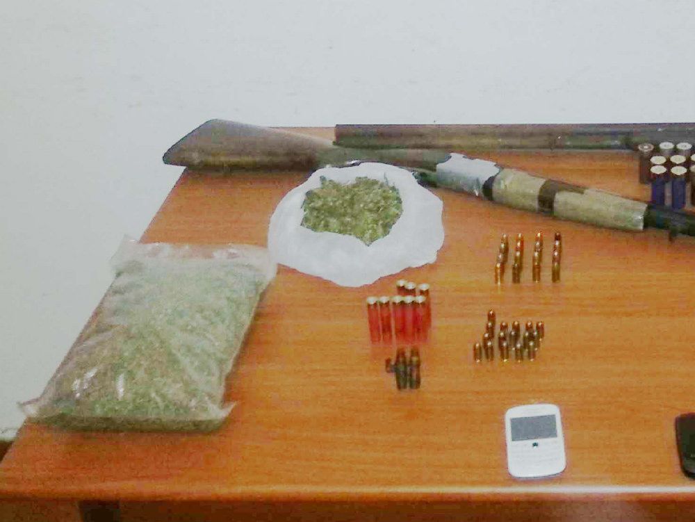 Nascondevano armi e droga: arrestati padre e figli