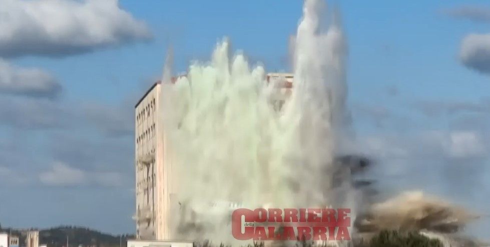 Melissa più libera. Abbattuto l’ecomostro confiscato alla ndrangheta – VIDEO E FOTO