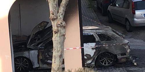 Incendio distrugge auto a Cassano allo Jonio, gli investigatori seguono la pista dolosa
