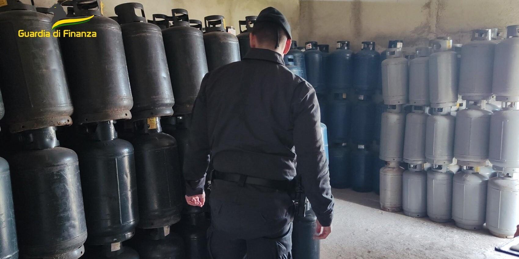 Sequestrati oltre 3.000 chilogrammi di Gpl in due aziende del Crotonese. Scoperti 3 depositi illeciti