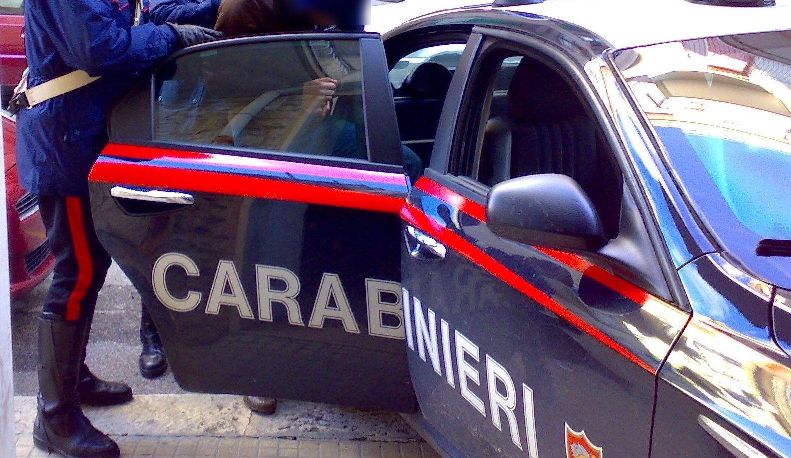 Adescavano anziani per rapinarli, arrestati