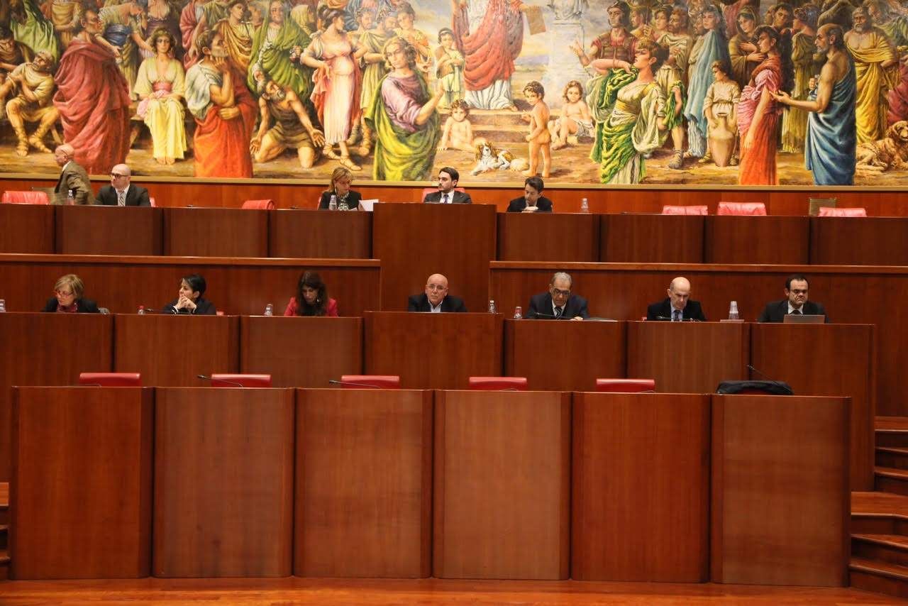 La maggioranza perde la partita a golf