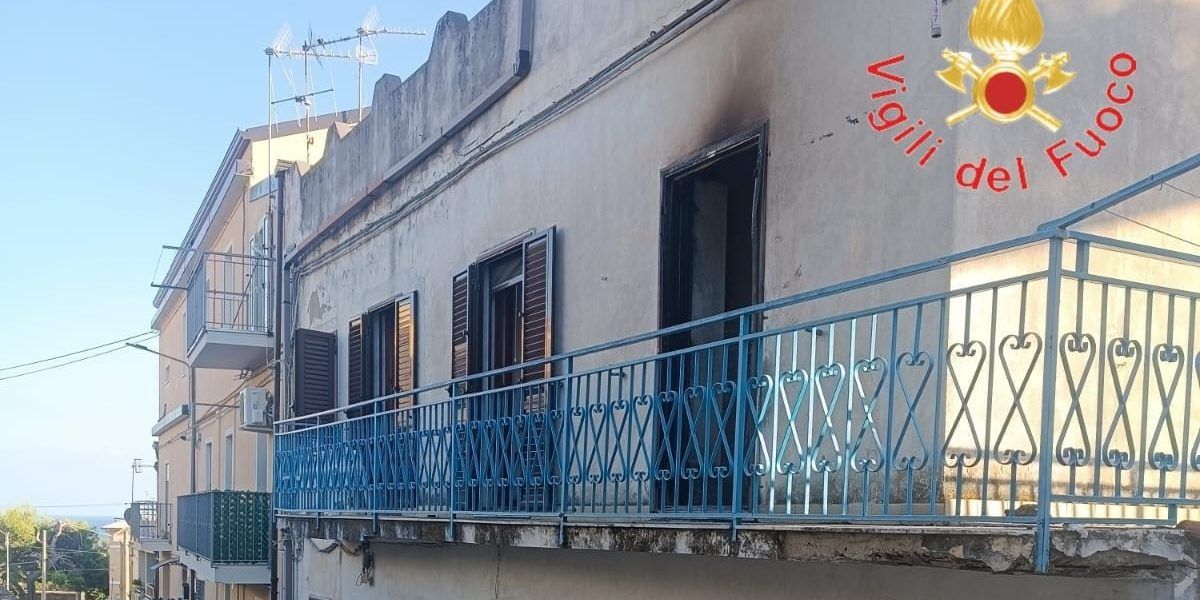 Incendio in un appartamento a Sellia Marina, messi in salvo due anziani coniugi e la figlia