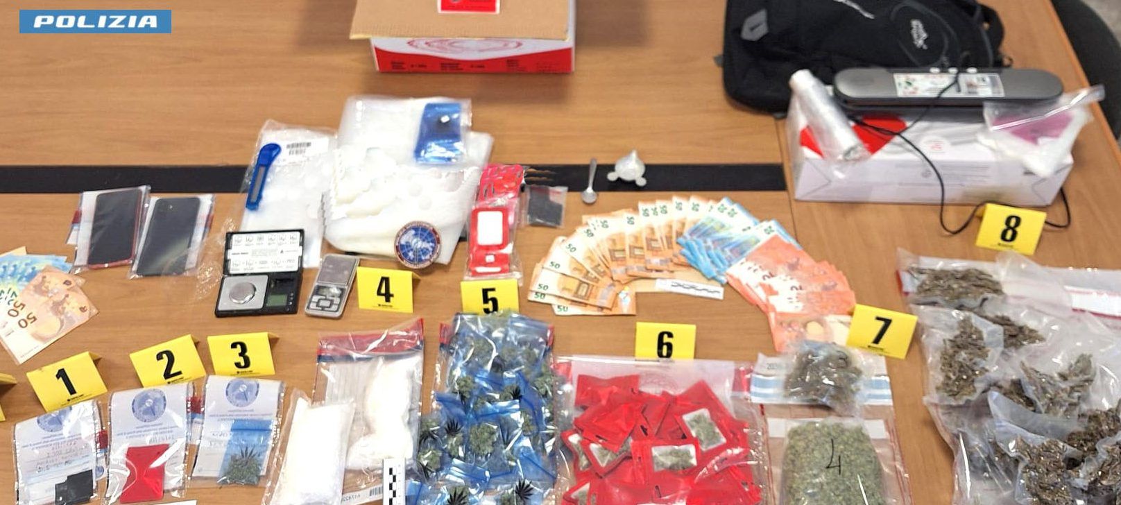 Paola, appartamento nel centro adibito alla lavorazione di droga: arrestata una donna