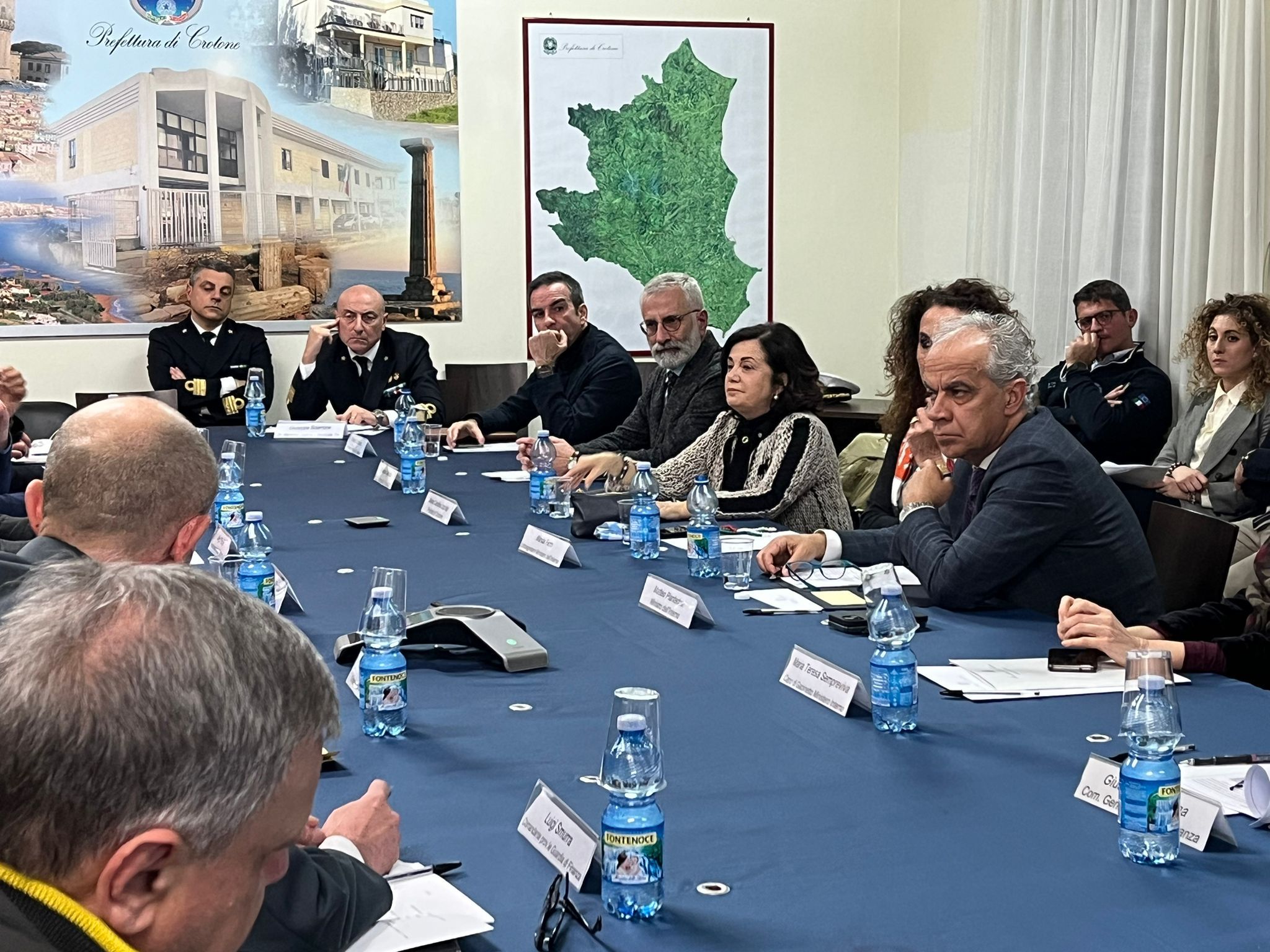Piantedosi in Prefettura a Crotone: il punto sui soccorsi e sull’accoglienza dei superstiti – VIDEO e FOTO