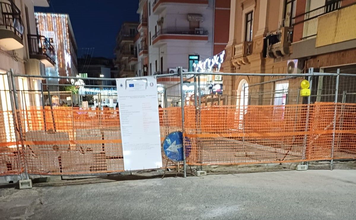 «Basole storiche in Via Venezia», a Crotone la Soprintendenza blocca il cantiere