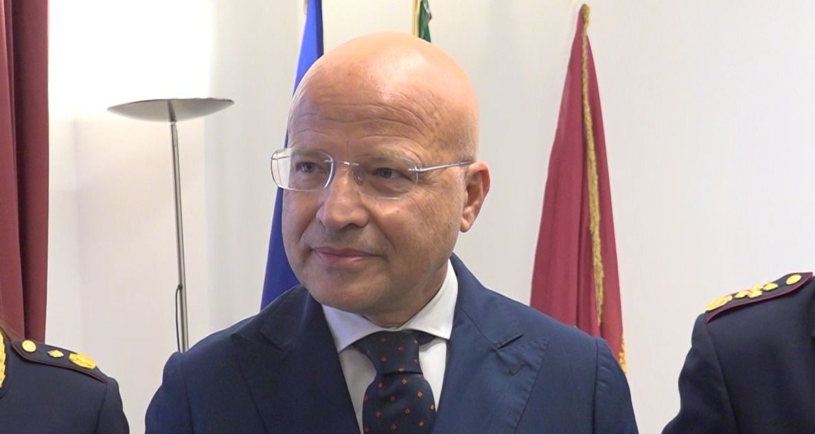 Arrestato a Crotone dopo aver aggredito a sprangate la polizia, il questore Panvino: «Intervento da manuale»