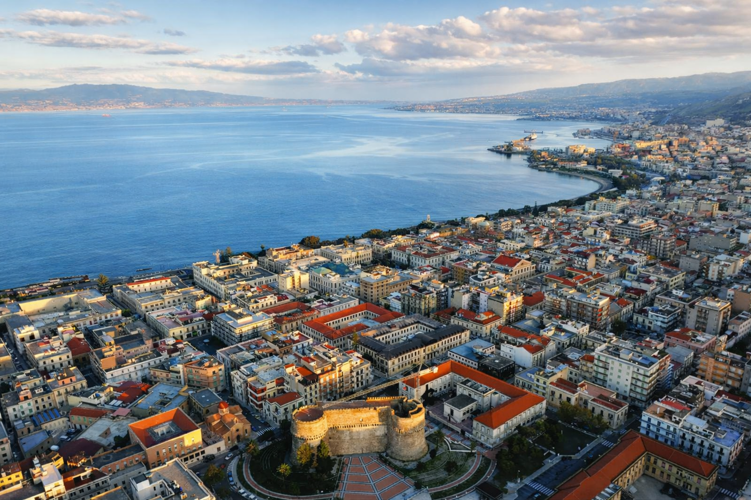 Reggio Calabria al voto, corsa a quattro con liste record e ultime ore di trattative