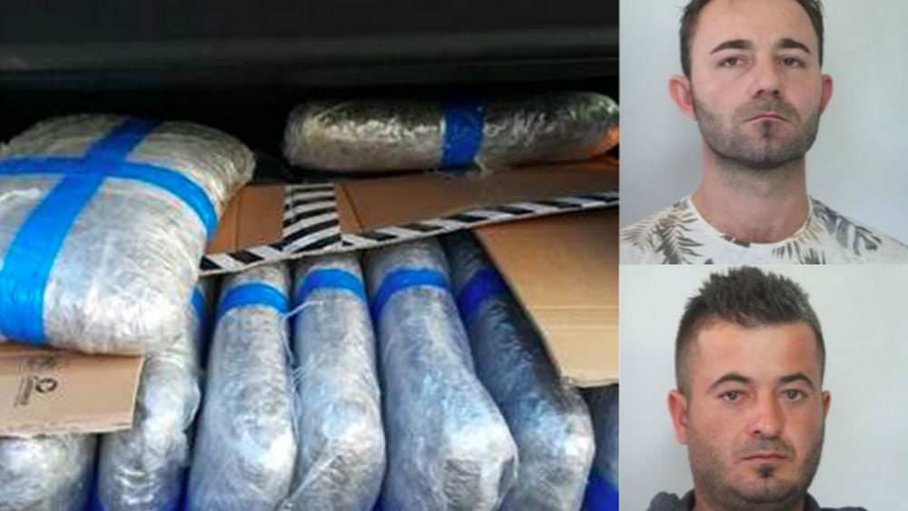In auto dalla Calabria in Sicilia con 70 chili di marijuana, due arresti