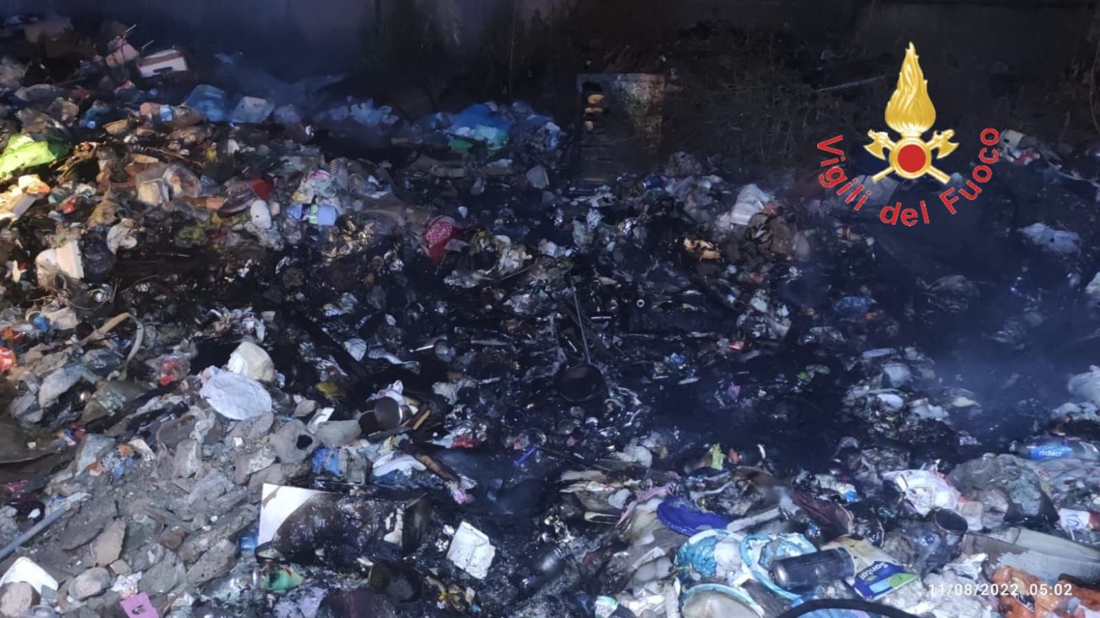 Lamezia Terme, incendio nel campo rom di Scordovillo