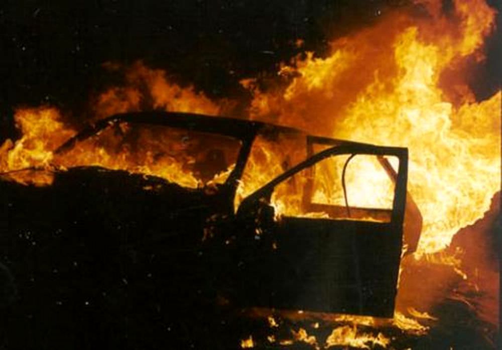 Cosenza, auto in fiamme in pieno centro