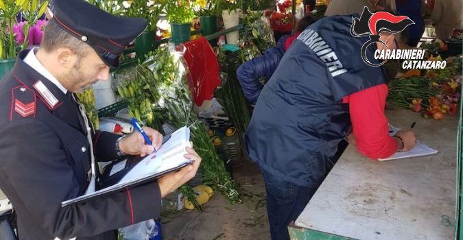 Ruba i fiori dall'obitorio del cimitero, denunciato