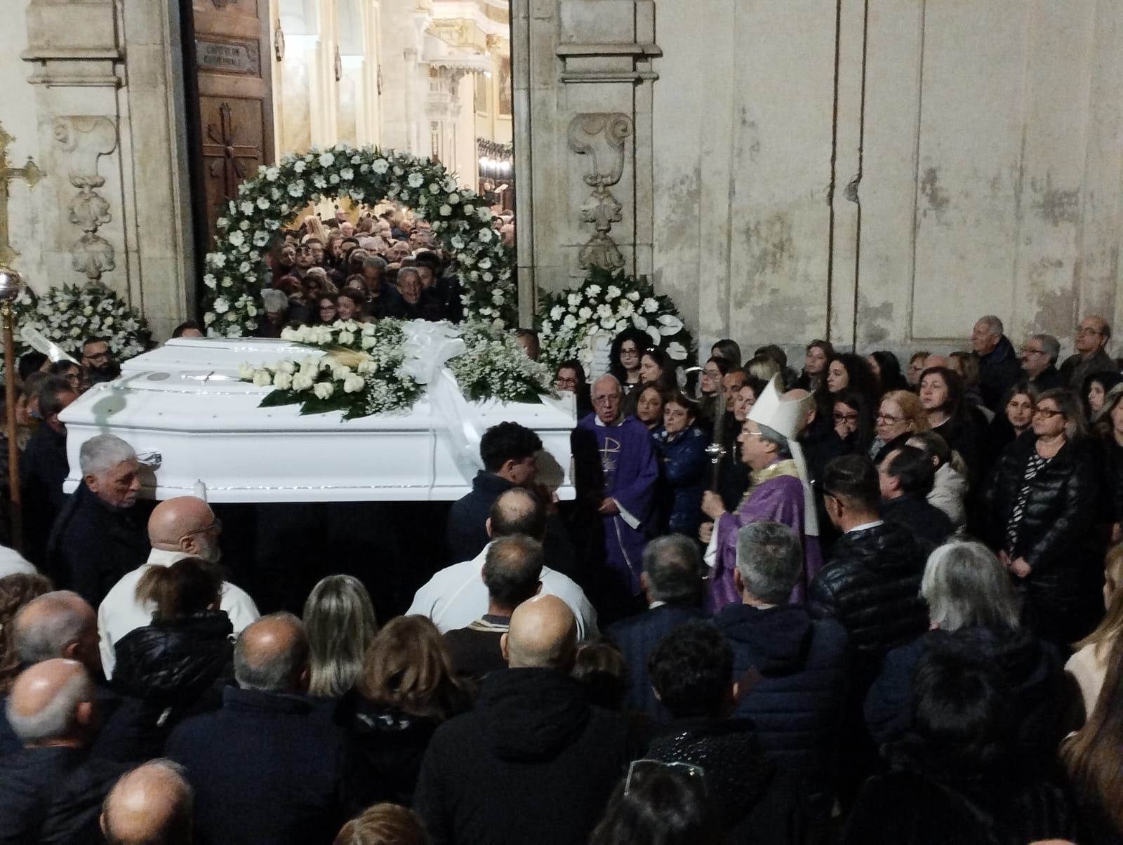 In migliaia ai funerali dei due 20enni morti a Cassano allo Ionio