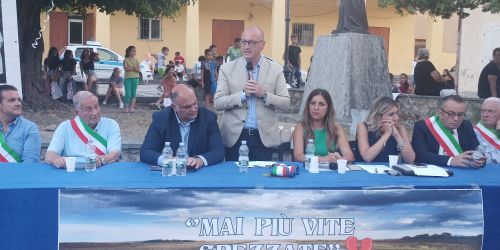 «Lo Stato nella Locride ha fallito». I sindaci sfilano in silenzio per le vittime della strada