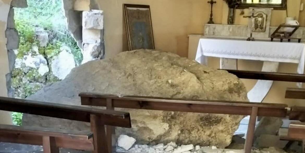 Masso di notevoli dimensioni cade per una frana e devasta la chiesetta di Formicoli a Ricadi