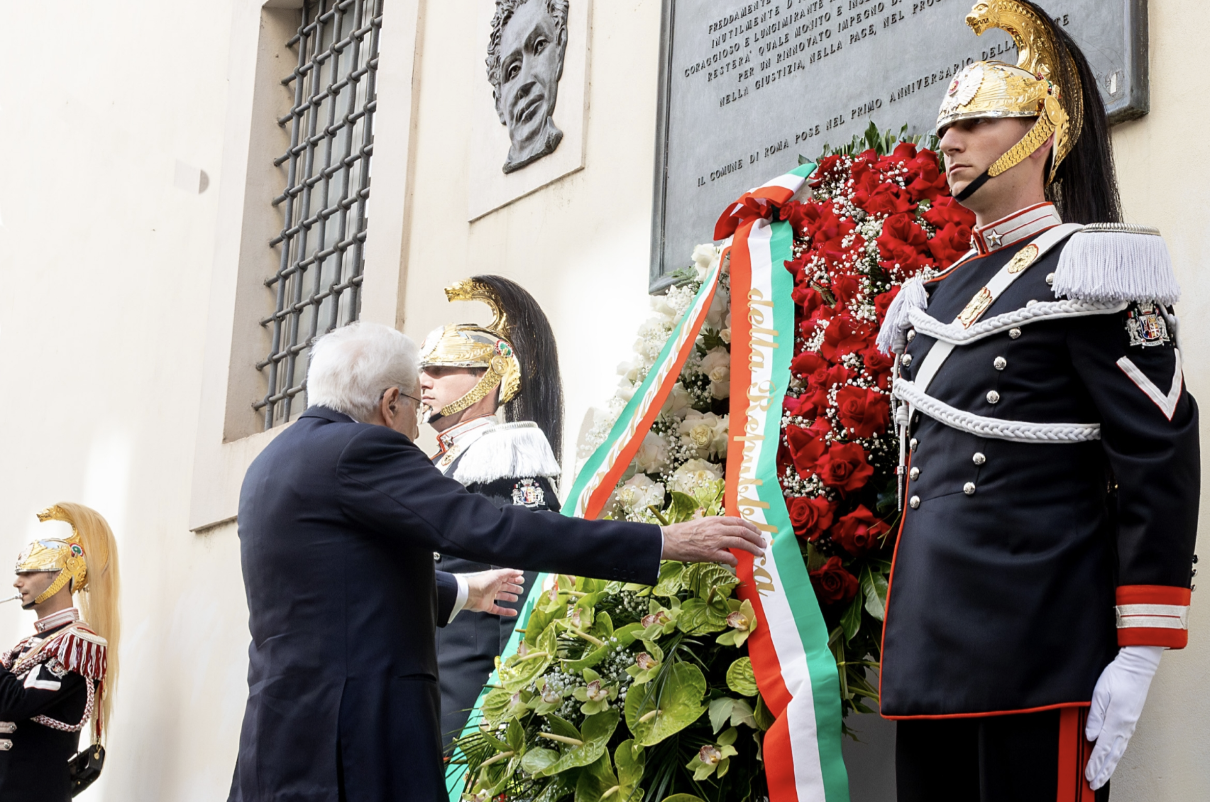 Sergio Mattarella rende omaggio ad Aldo Moro in via Caetani