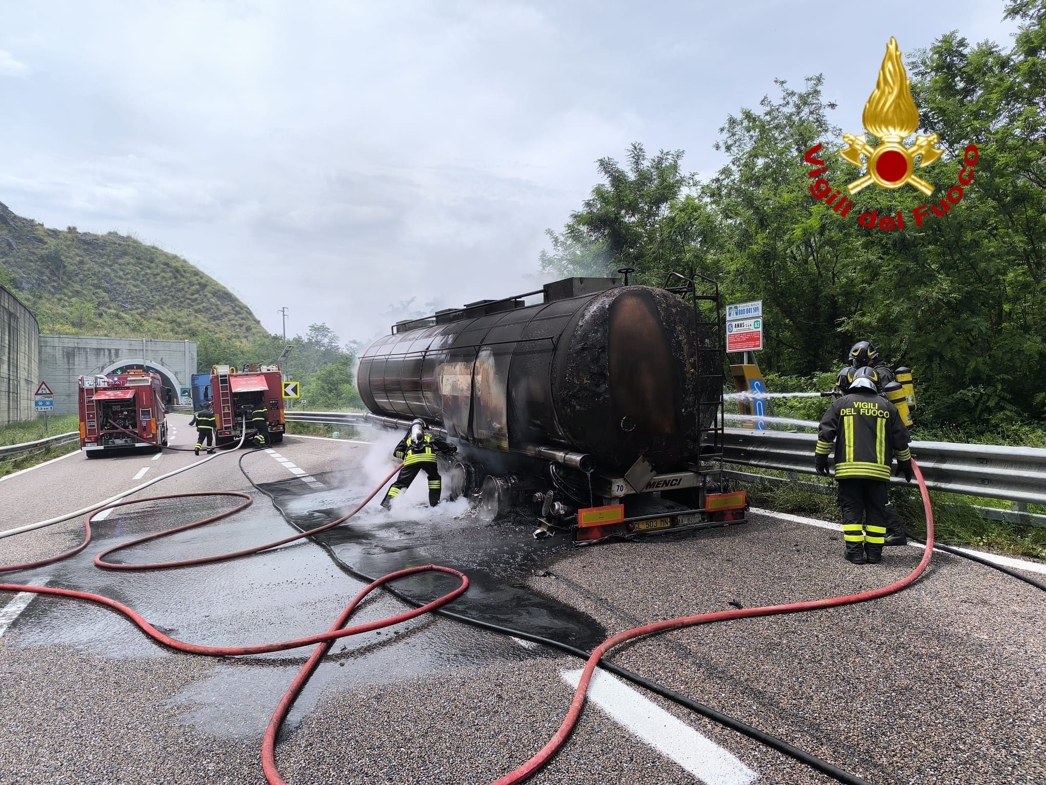 Autotreno in fiamme lungo l’A2 a San Mango d’Aquino, chiusa la corsia e disagi al traffico