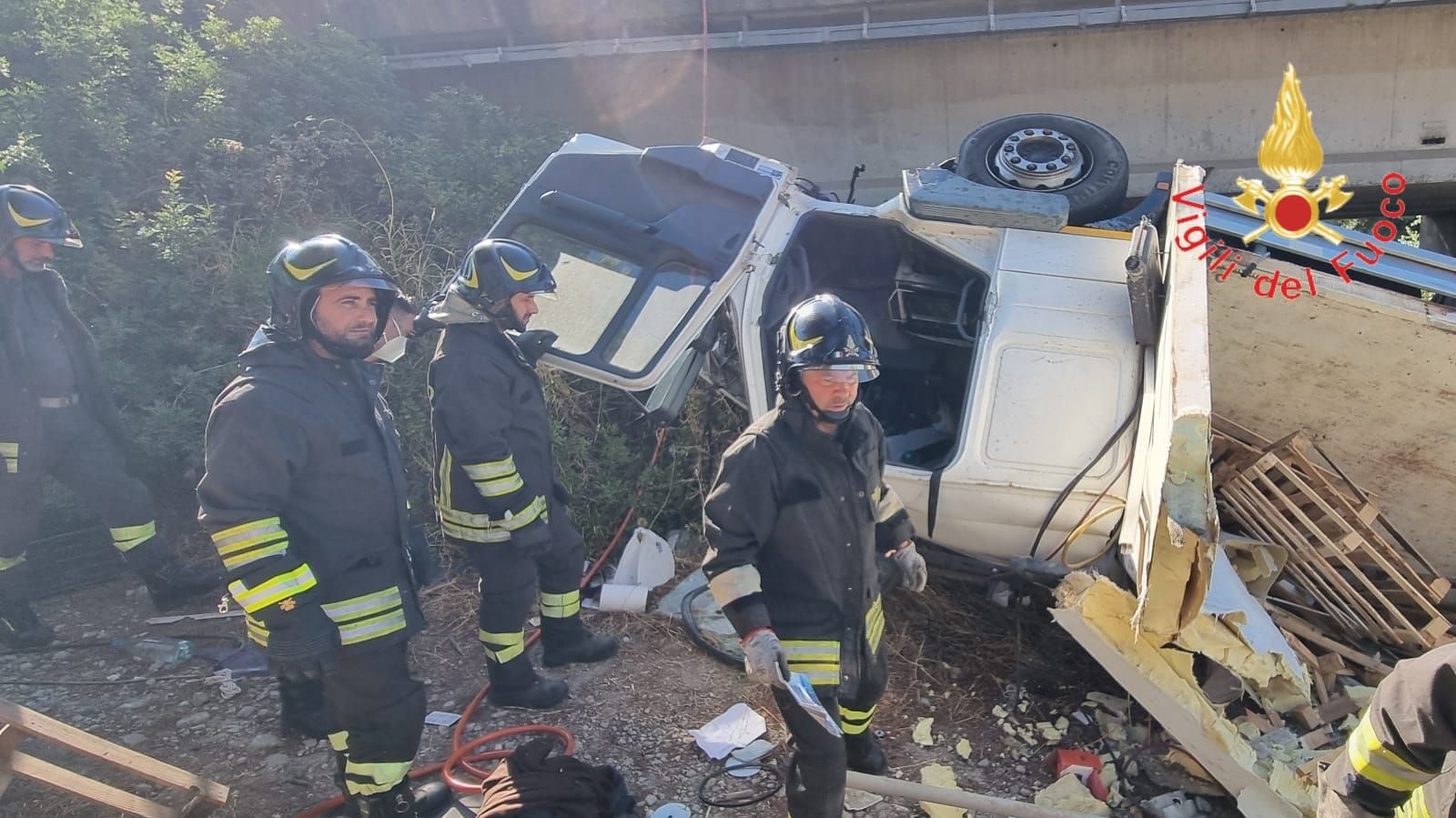 Tragedia sulla 106, tir si ribalta e muore l’autista – FOTO E VIDEO