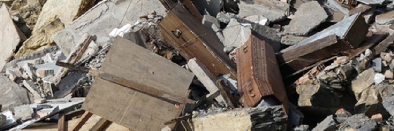 Crolla ala del cimitero nel Beneventano, le bare finiscono nel torrente – FOTO