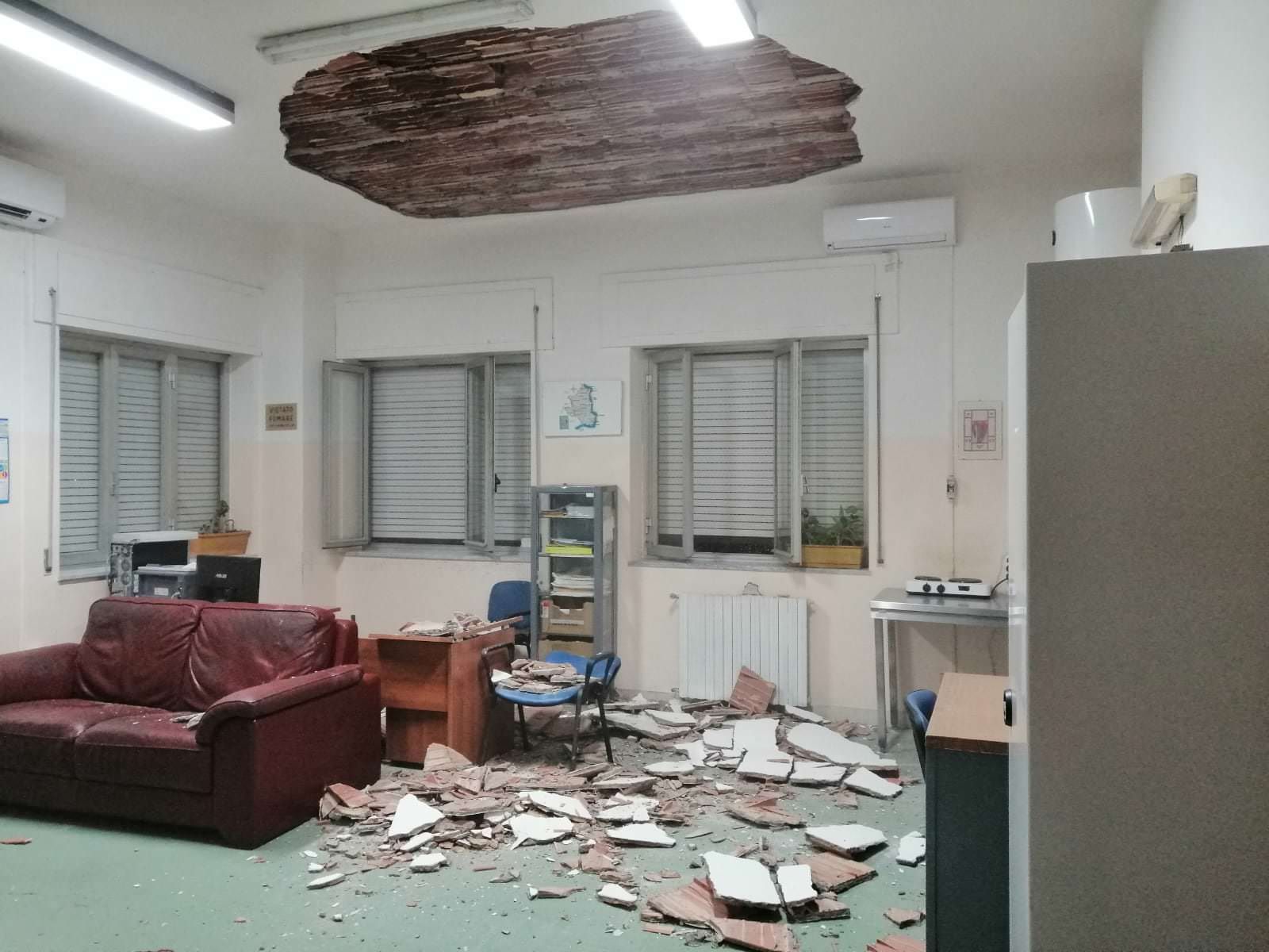 Mesoraca, crolla l'intonaco del soffitto nella stanza del 118 – FOTO