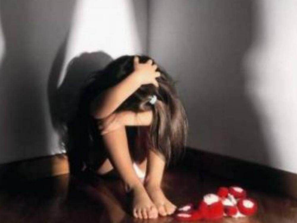 Palpeggiava tre minorenni, fermato un professionista reggino