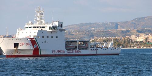 Migranti, a Reggio Calabria la nave Dattilo con 589 persone a bordo