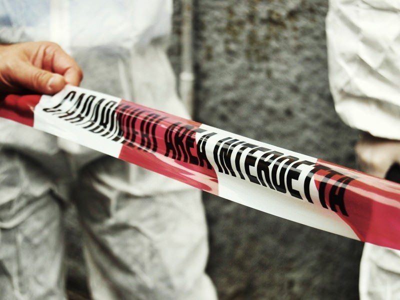 Cade mentre tenta di salire su un balcone, muore 16enne