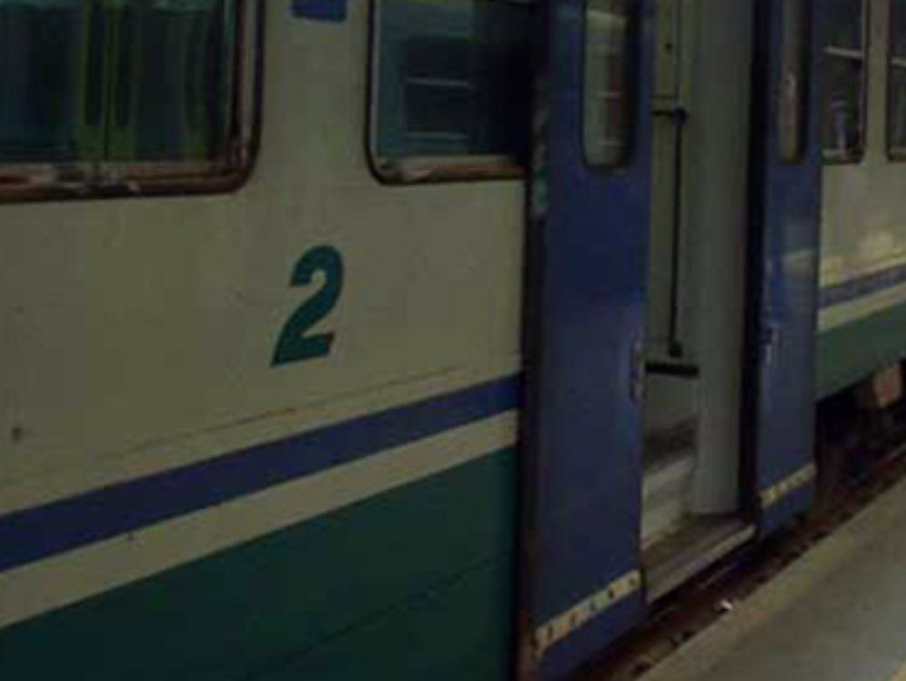 Sfonda la sbarra con l`auto e urta un treno