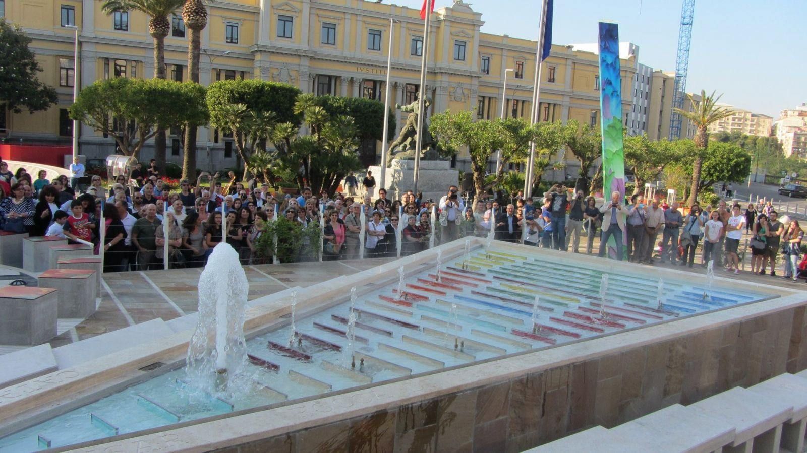 Catanzaro, tanta curiosità per la fontana Zagari