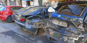 Cosenza, violento impatto nel cuore della notte: danneggiate sei auto in sosta – FOTO