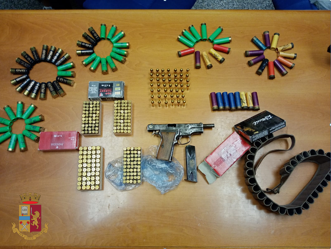 Trovati in possesso di una pistola con matricola abrasa e munizioni: in arresto due coniugi