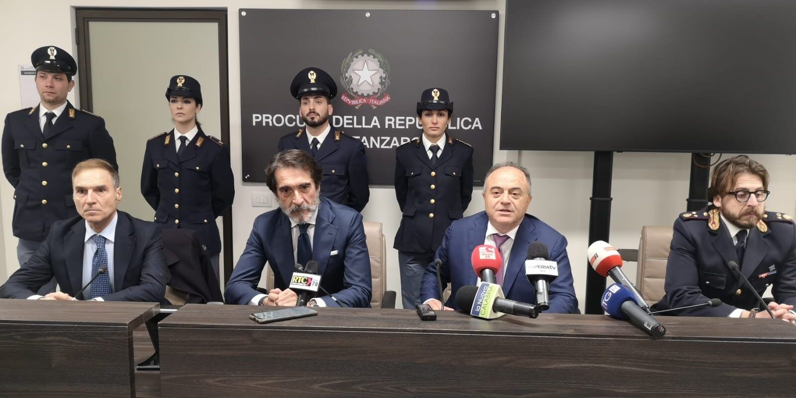 Operazione “Olimpo”, Gratteri: «Le cosche controllavano tutto, dalle attività alberghiere al porto di Tropea» – VIDEO