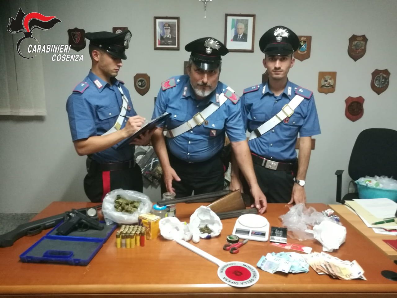 Droga e armi in casolare nel Cosentino, arrestati due giovani