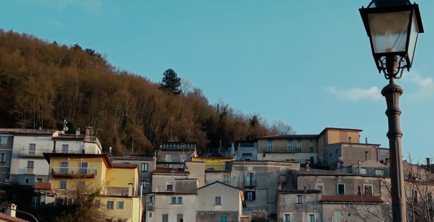 Coronavirus, l'affascinante silenzio del borgo deserto di Mormanno – VIDEO