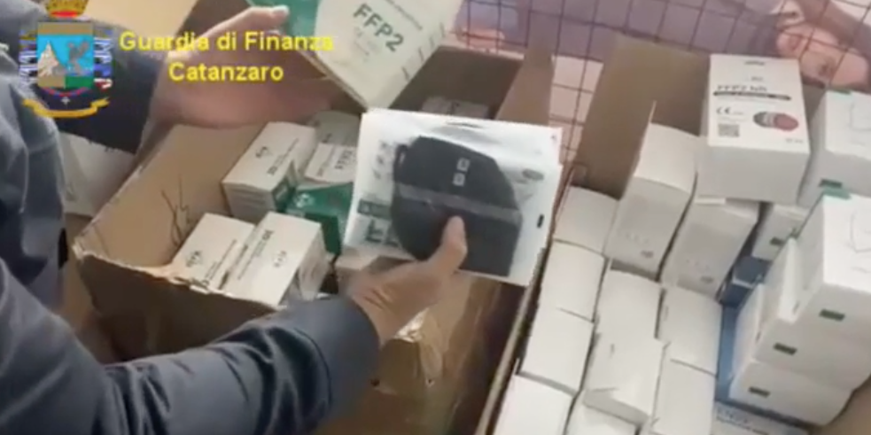 Lamezia, scoperto un laboratorio clandestino di mascherine “made in China” – FOTO E VIDEO