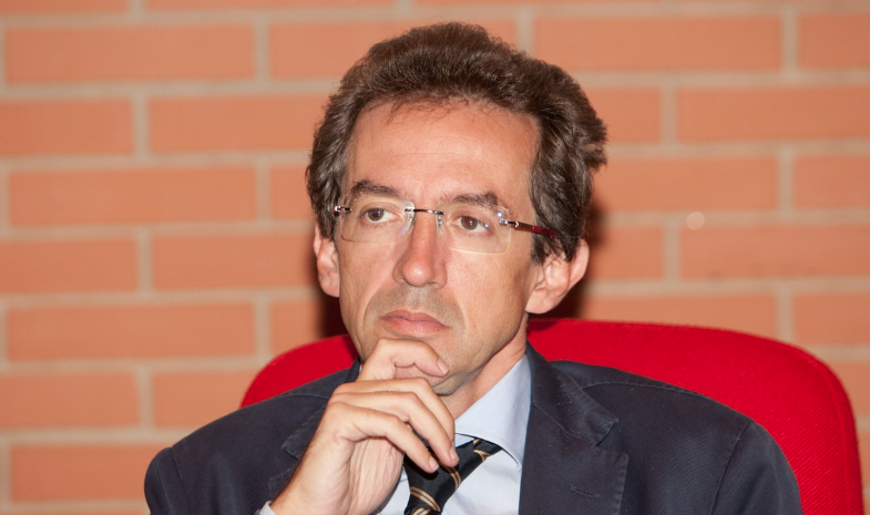 «De Magistris lascia Napoli in default». E il candidato dem si “ritira”